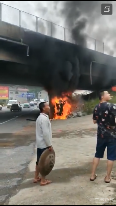 湖南雙峰一小車撞至路邊橋墩致車輛起火，兩人當場死亡