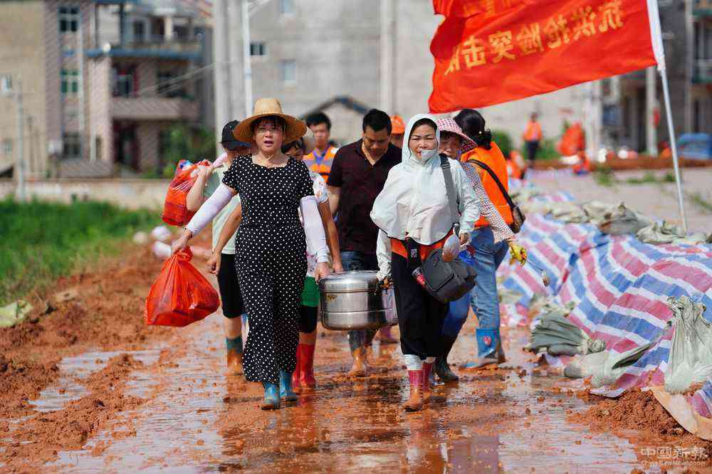 7月11日，在江西省鄱陽(yáng)縣江家?guī)X村，一支由平均年齡超過(guò)五十歲的阿姨們組成的抗洪“阿姨團(tuán)”給武警戰(zhàn)士送來(lái)綠豆湯。新華社記者 周密 攝