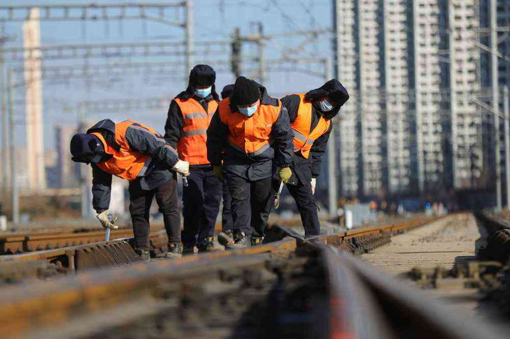 1月8日，沈陽電務(wù)段沈陽信號(hào)車間工作人員在沈陽火車站附近進(jìn)行例行巡檢。