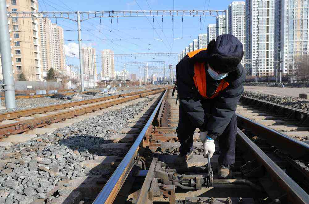 1月8日，沈陽電務(wù)段沈陽信號(hào)車間工作人員在沈陽火車站附近進(jìn)行例行巡檢。