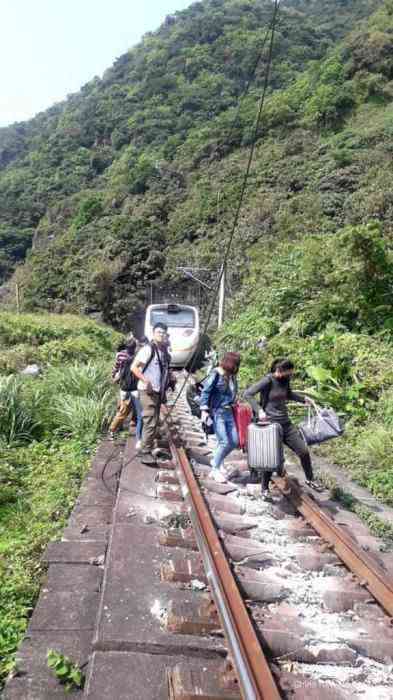 臺鐵408次樹林開往臺東的太魯閣號列車2日在花蓮大清水隧道出軌，列車共8節(jié)車廂，搭車乘客約350人。圖片來源：臺灣“中央社”記者盧太城 (臺鐵提供)