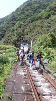 臺(tái)媒：臺(tái)鐵一列車出軌 36人無生命跡象72人等待救援