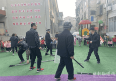 臨湘市圖書館攜圖書館幼兒園反恐防暴應(yīng)急演練