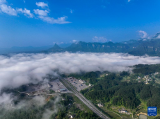 重慶金佛山：云繞山巒